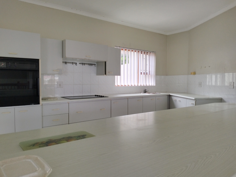 To Let 4 Bedroom Property for Rent in Wavecrest Eastern Cape